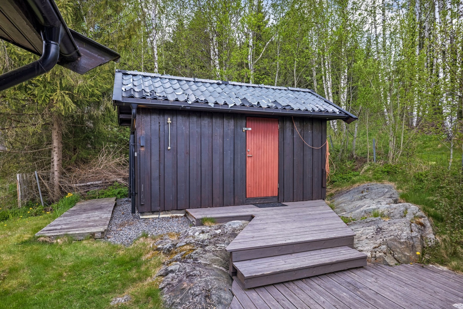 Eiendommen har også en frittstående utvendig bod på ca. 9 kvm med gode lagringsmuligheter for blant annet hagemøbler, fiskeutstyr, ved, verktøy og øvrig fritidsutstyr. Galleribilde