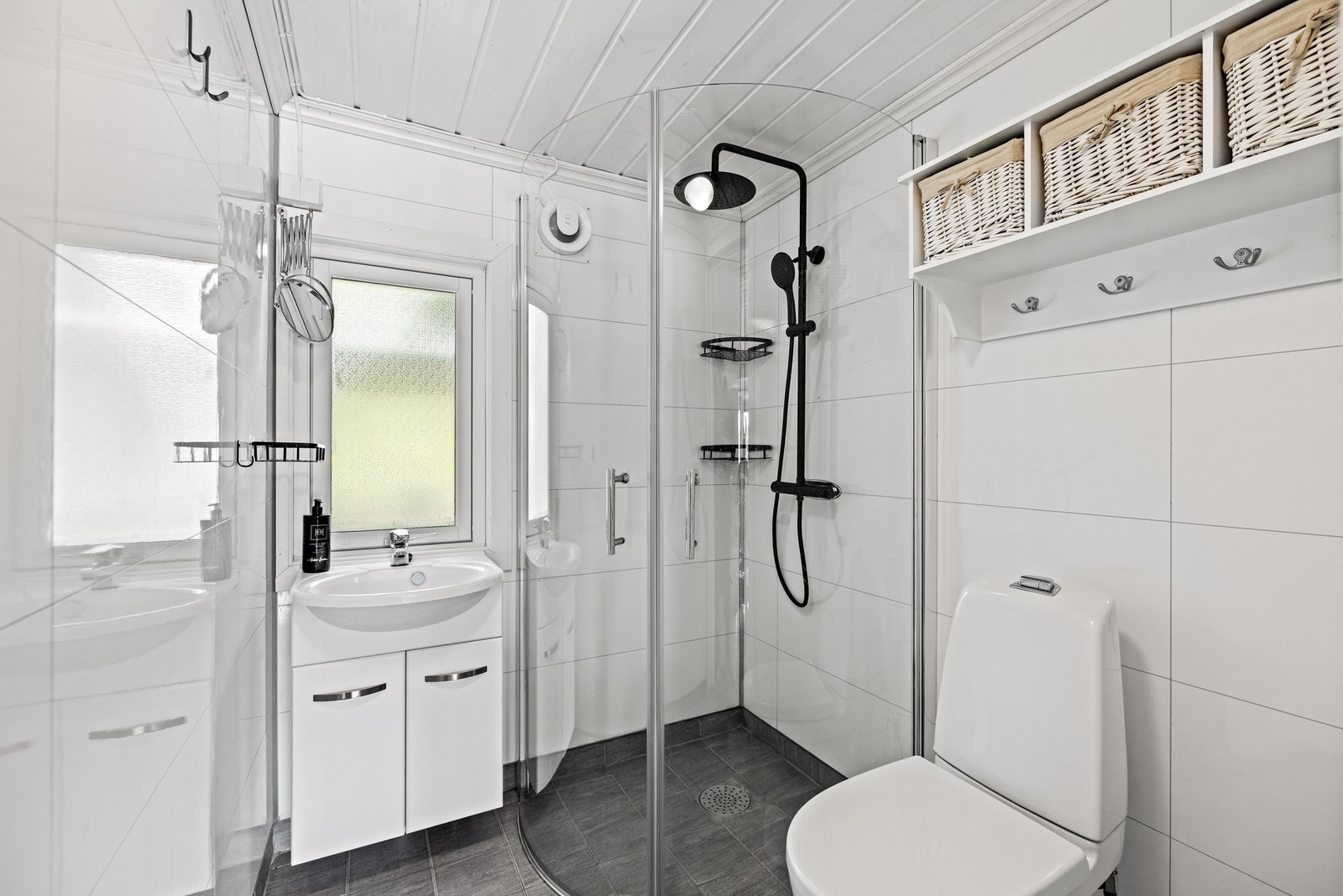 Pent og praktisk baderom renovert i 2014. Badet har flislagt gulv med elektrisk gulvvarme som gir en ekstra komfortabel start på dagen, spesielt på kjølige høst- og vintermorgener på hytta. Galleribilde