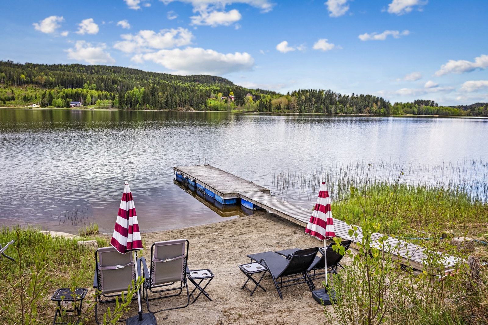 En idyllisk fritidseiendom med en helt unik beliggenhet rett ved vakre Hemnessjøen Galleribilde