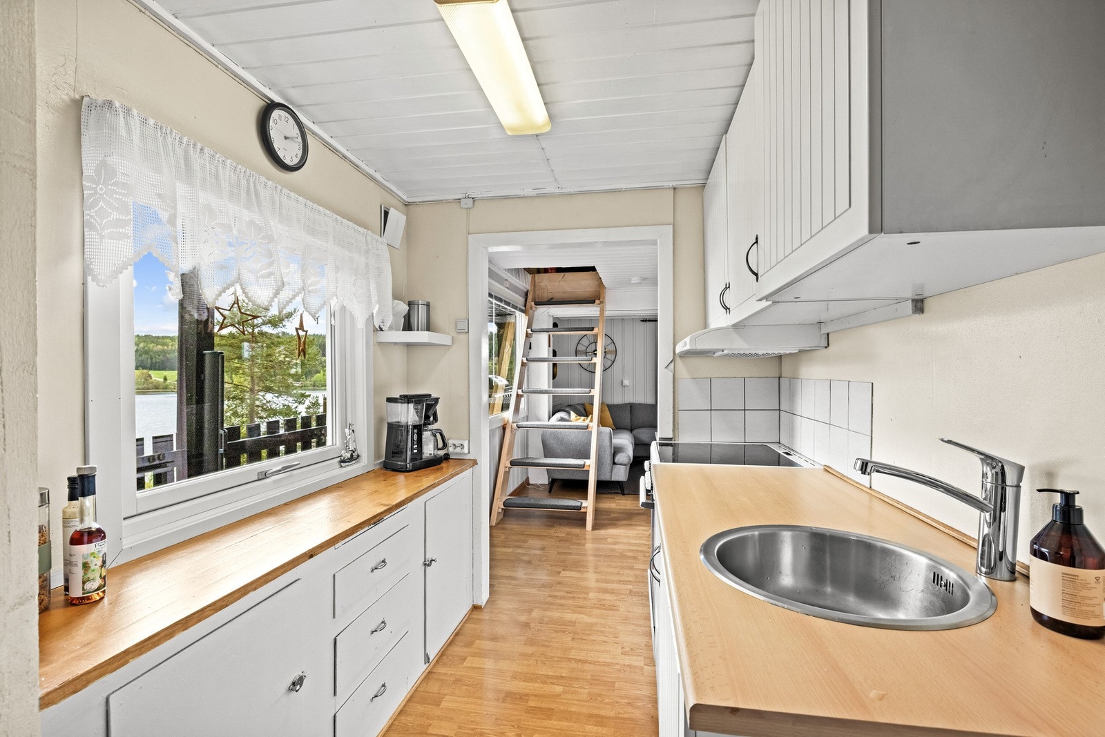 Det er godt med skap- og benkeplass til både hverdag og ferier, og kjøkkenet er utstyrt med komfyr med keramisk platetopp, frittstående kjøleskap og fryser samt mekanisk ventilator tilkoblet avtrekkskanal. Galleribilde
