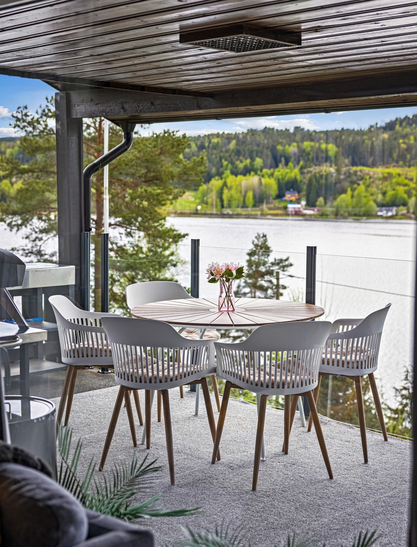 Ca. 24 m² av terrassen er overbygget, noe som gjør at uteplassen kan brukes store deler av året. Galleribilde