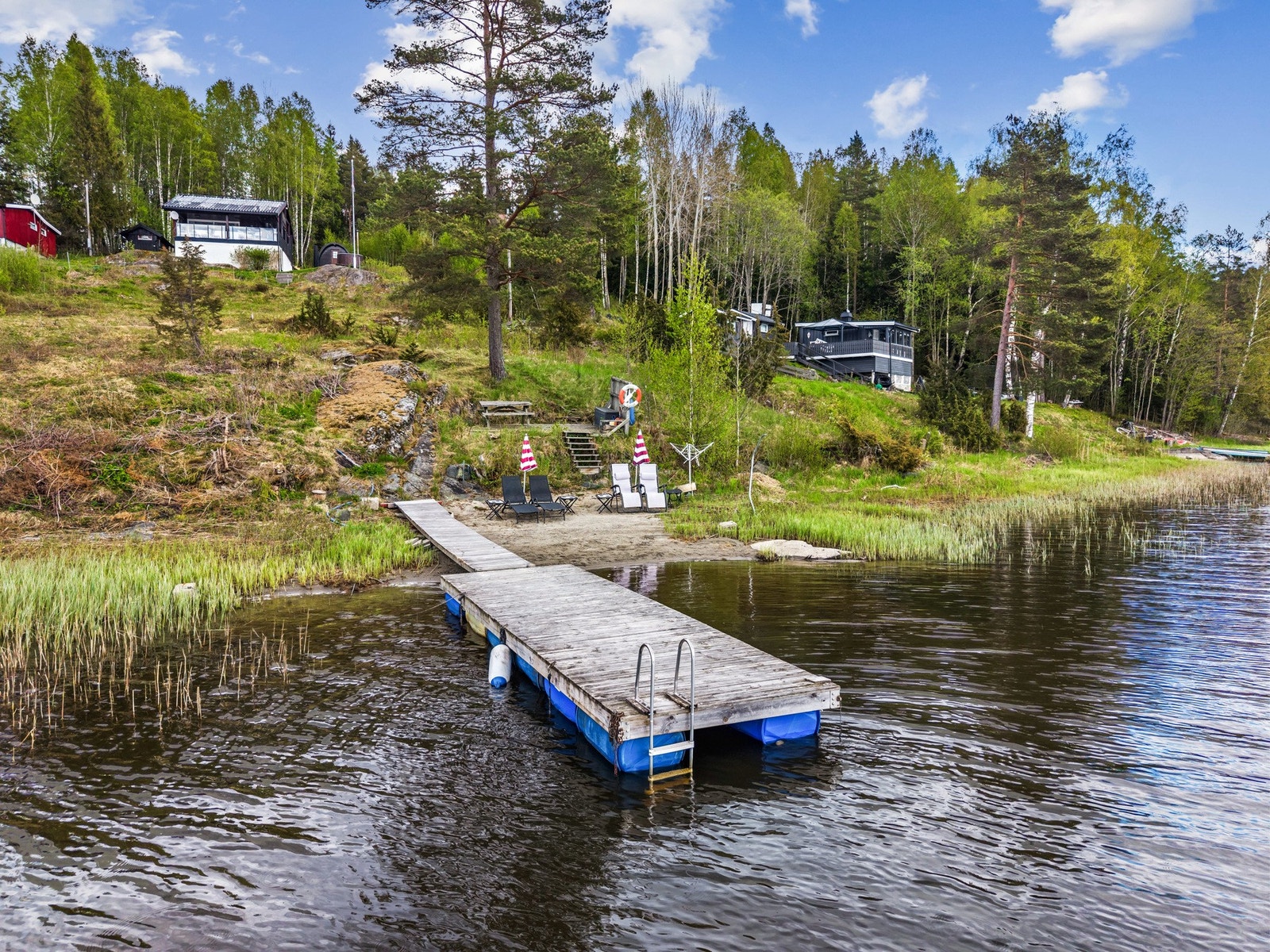 Eiendommen har egen strandlinje og brygge som gjør det enkelt å ta båten ut på vannet, prøve fiskelykken eller bare nyte rolige dager i solen helt nede ved vannkanten. Galleribilde