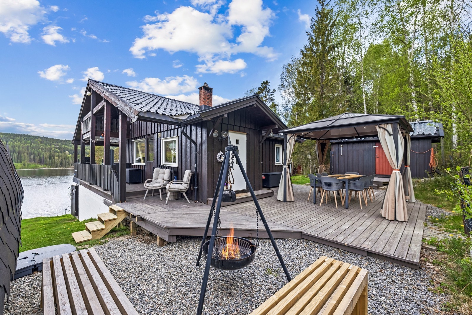 Her får du ekte hyttestemning i rolige og naturskjønne omgivelser, med egen brygge, liten badeplass og flotte uteområder som inviterer til lange sommerdager ved vannet. Galleribilde