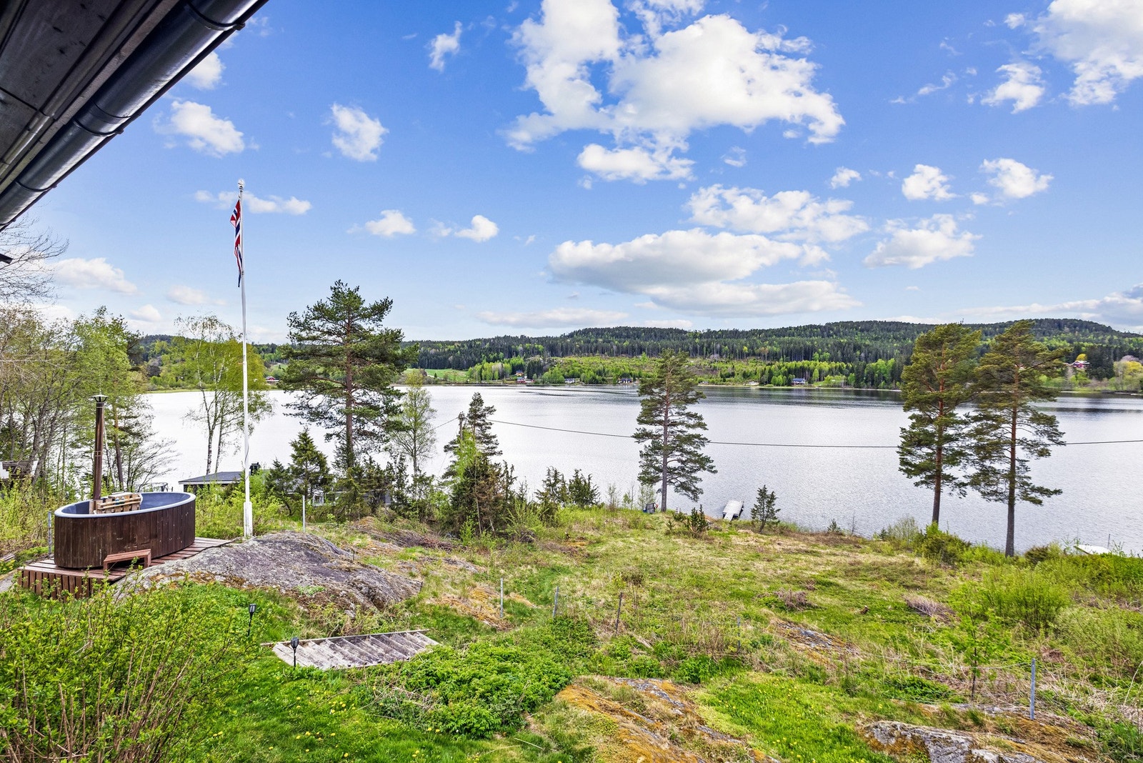 Her kan man starte dagen med et morgenbad før frokosten nytes på terrassen med utsikt mot naturen og det glitrende vannet. Galleribilde