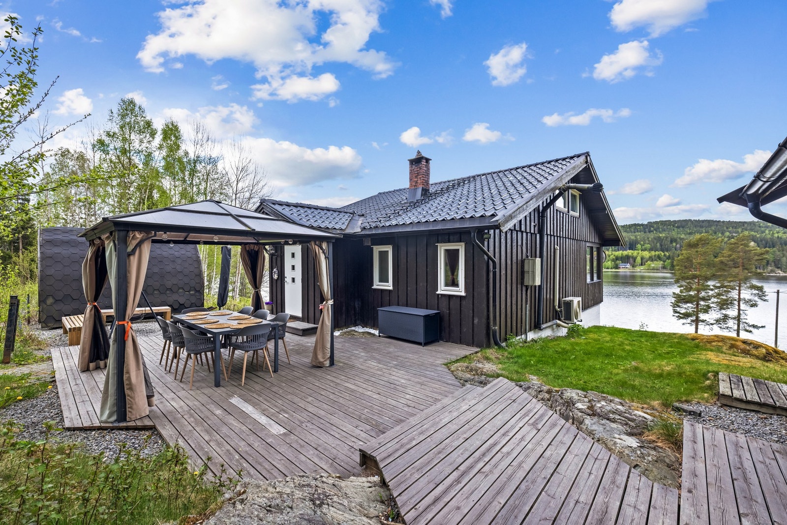 Juliabakken ligger idyllisk til i naturskjønne omgivelser rett ved vakre Hemnessjøen, også kjent som Øgderen. Galleribilde
