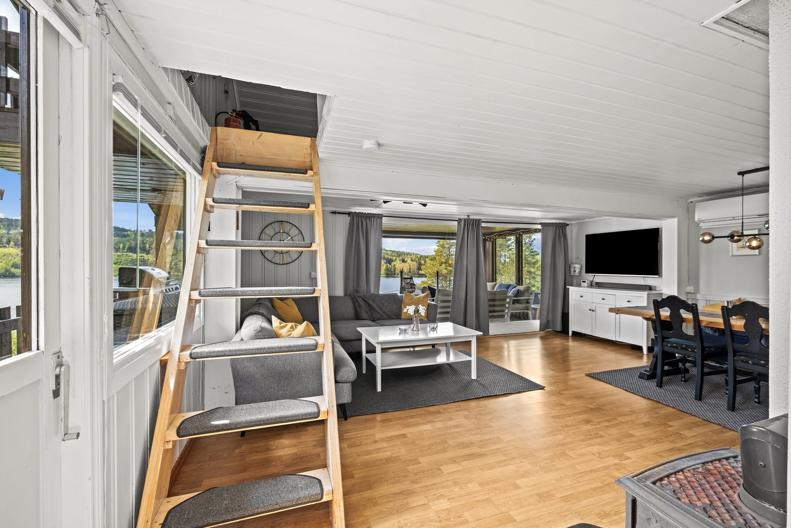 I tillegg er det hems med innvendig tretrapp fra stuen. Galleribilde