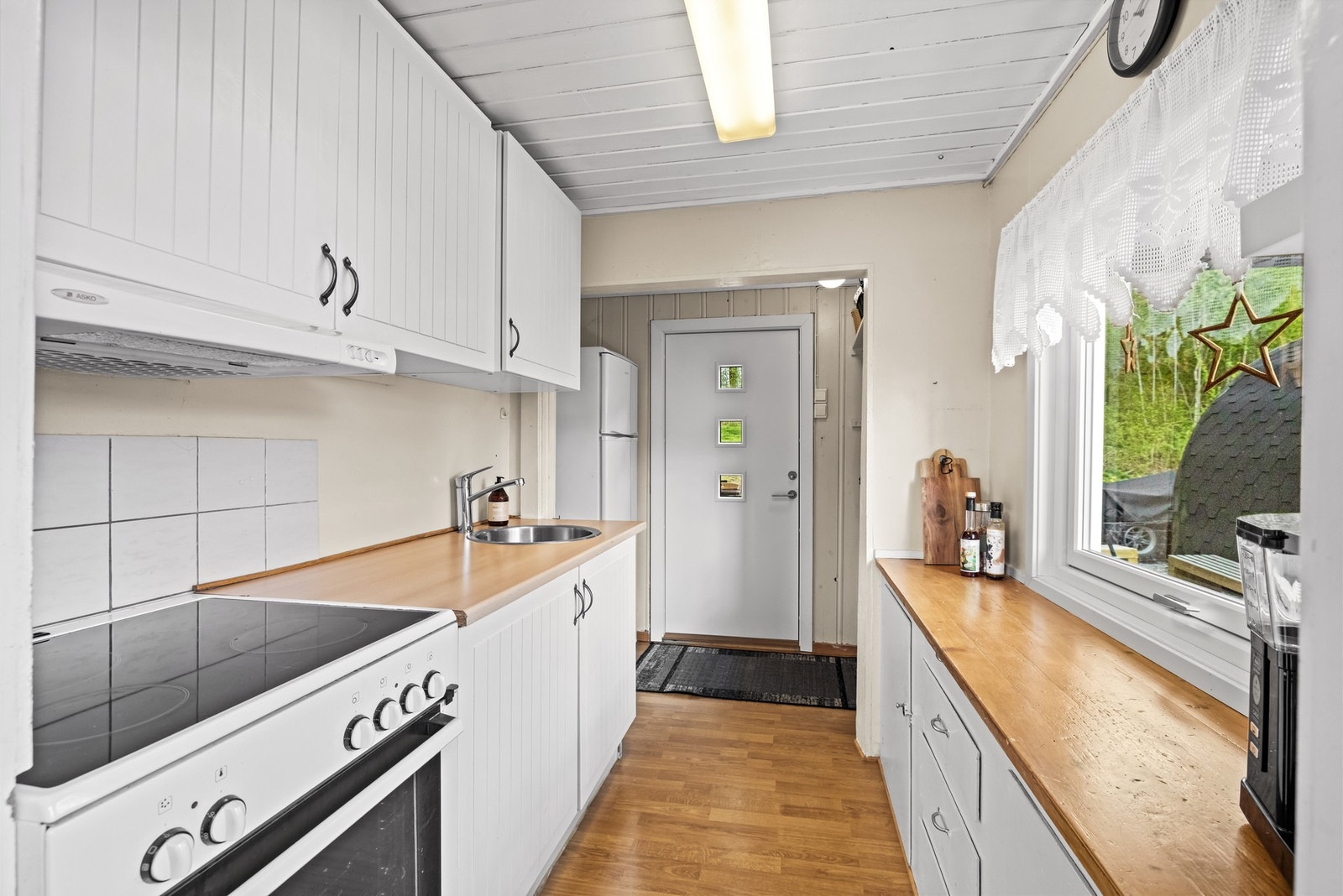 Kjøkkeninnredningen har hvite fronter kombinert med laminert/heltre benkeplate som har sin sjarm og som passer godt til hyttas atmosfære. Galleribilde