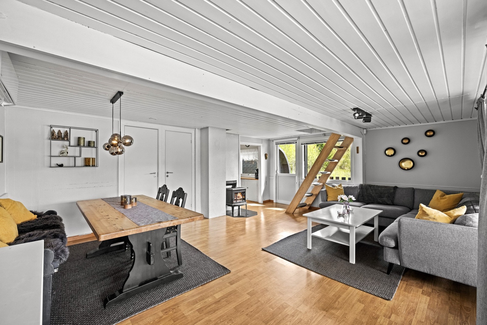 Hytta har en delvis åpen kjøkkenløsning som ligger fint tilknyttet stuen og spiseplassen, noe som skaper en sosial og hyggelig romfølelse. Galleribilde