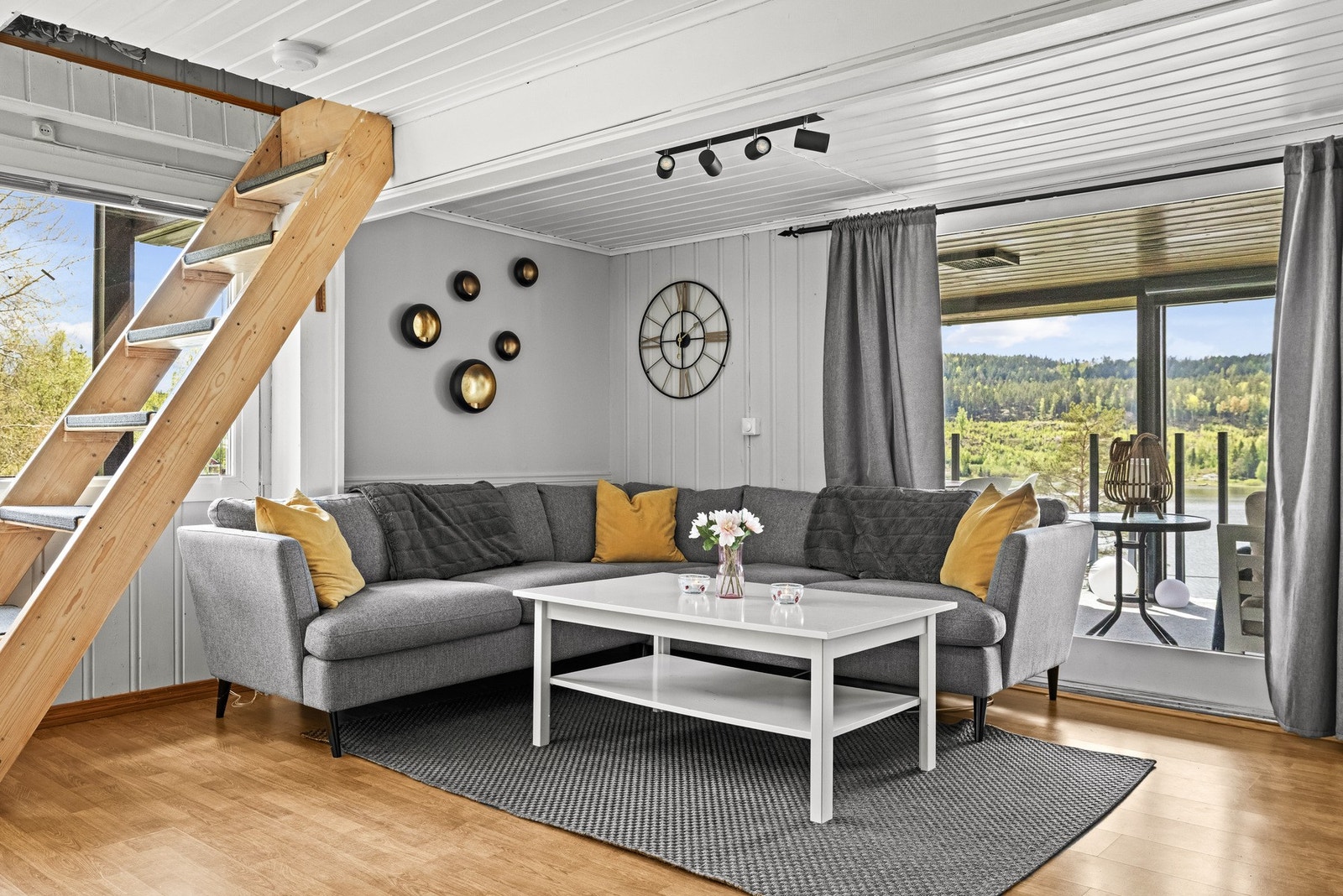 Det er god plass til både sofaseksjon, TV-møblement og spisebord, slik at man enkelt kan samle familie og venner til hyggelige middager, spillkvelder eller rolige filmkvelder foran peisen. Galleribilde