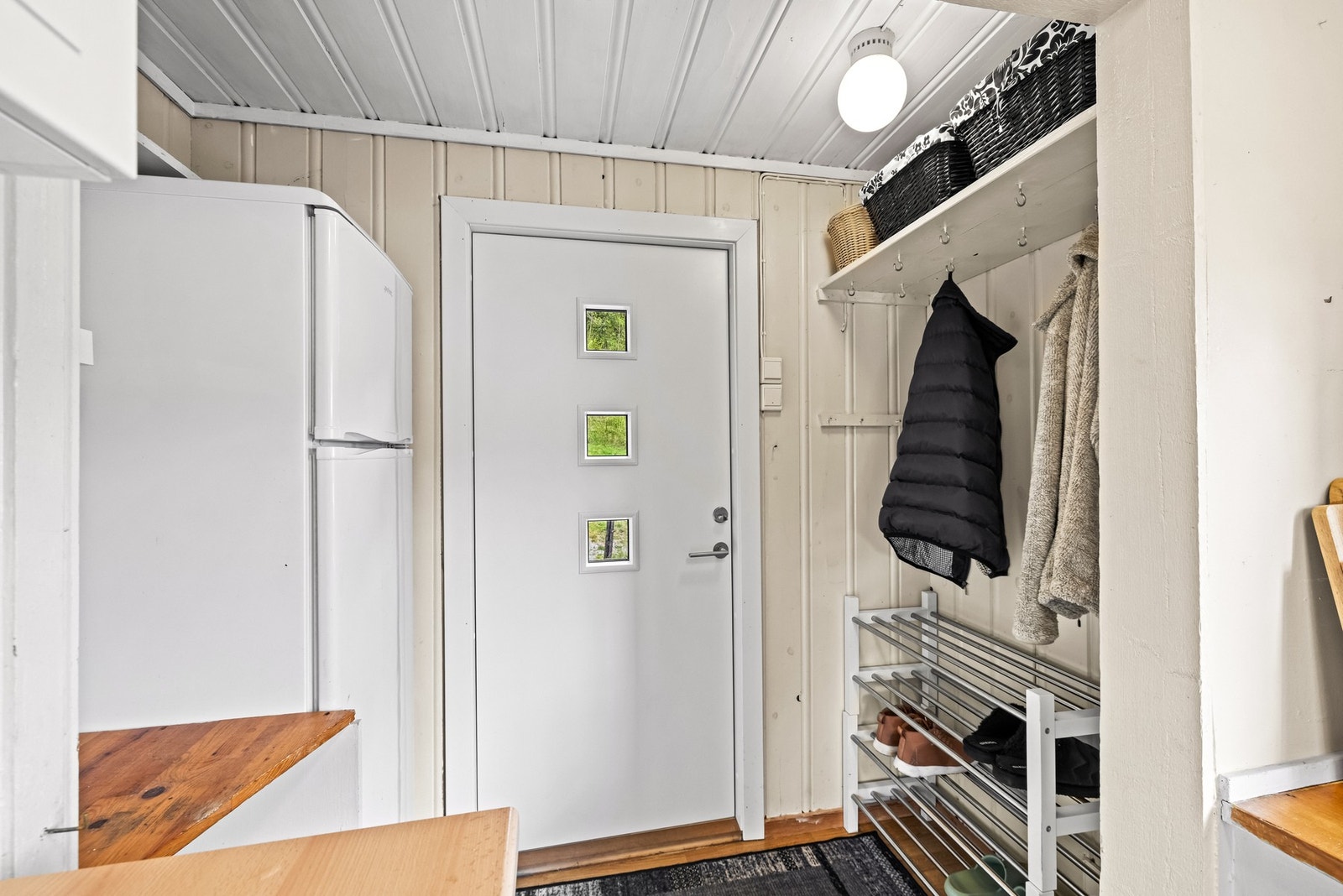 Entréen har god plass til oppbevaring av yttertøy, sko og turutstyr, perfekt enten man kommer inn etter en dag på sjøen, skogstur eller vinterdager ute i frisk luft. Galleribilde