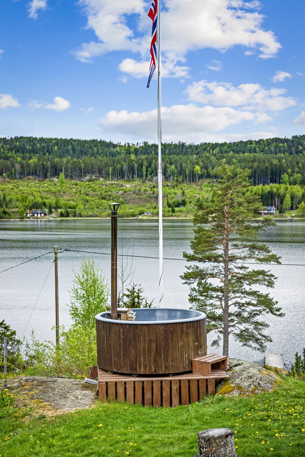Det er også opparbeidet en liten platting på eiendommen som passer perfekt til badestamp, et hyggelig samlingspunkt hvor man kan nyte rolige kvelder under åpen himmel. Galleribilde