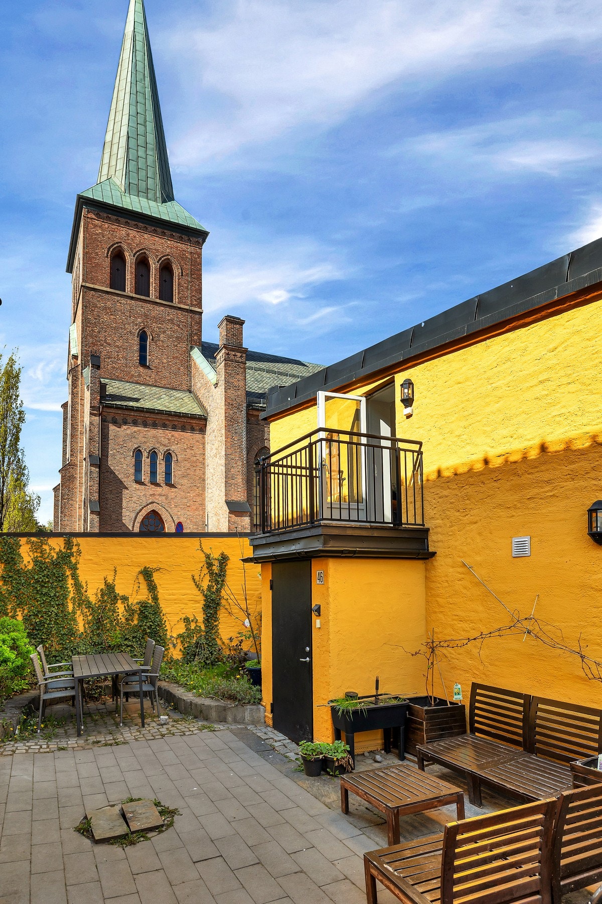 Herlig felles bakgård med Kampen kirke som nærmeste nabo Galleribilde
