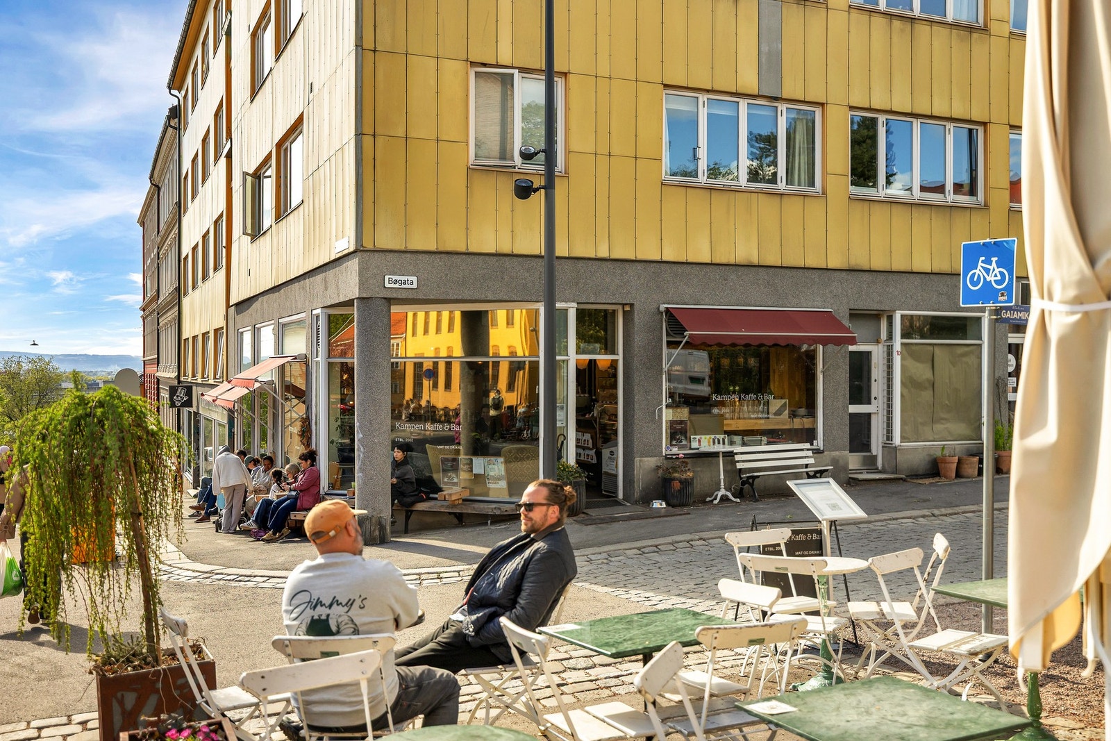 Nærområdet består av sjarmerende trehusbebyggelse, små butikker og populære møteplasser Galleribilde