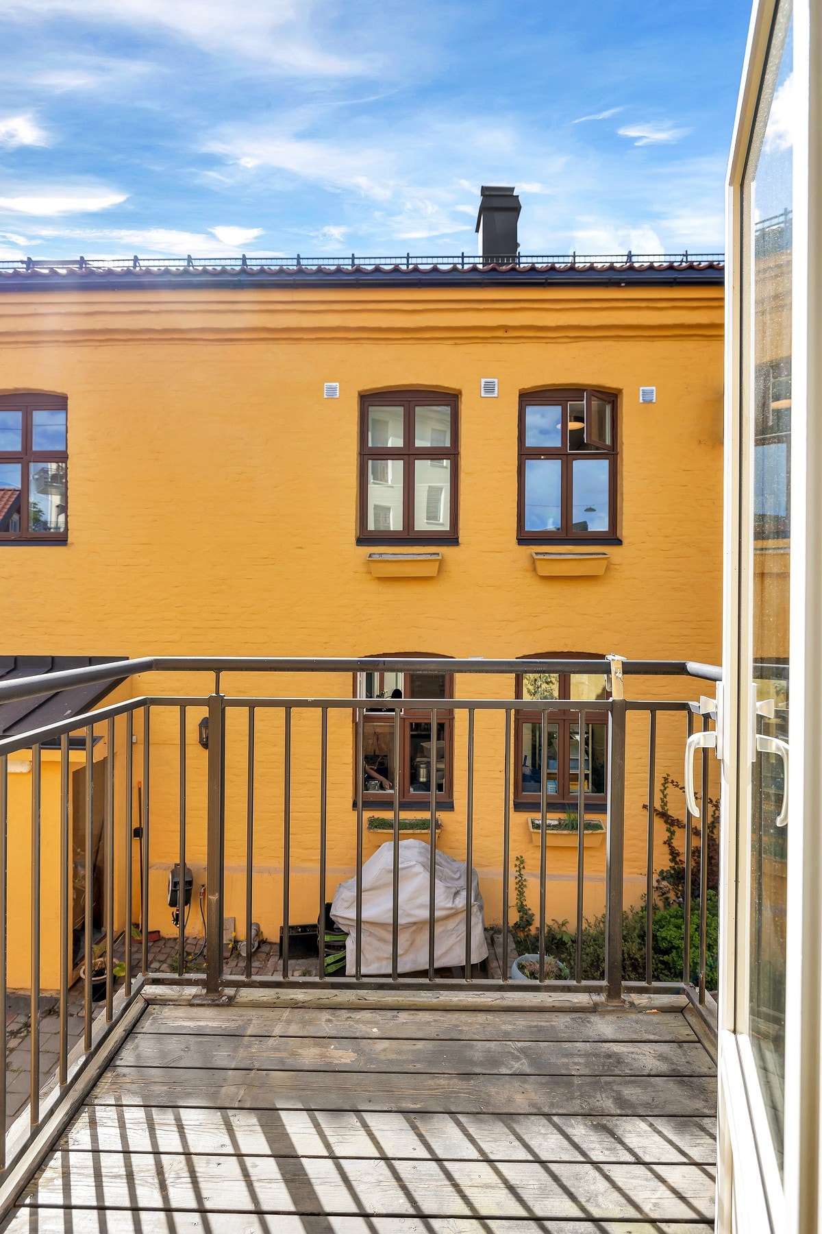 Balkongen er vestvendt og gir gode solforhold Galleribilde