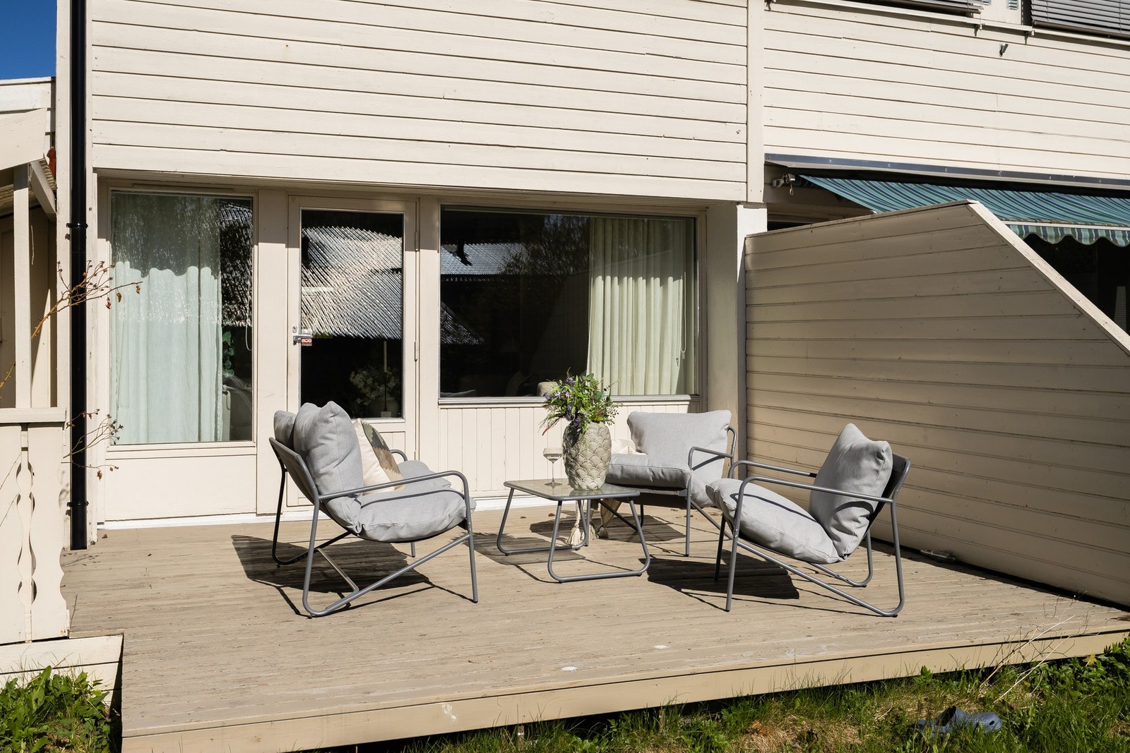 Boligen ligger innerst i rekka og har romslig terrasse og hageareal. Galleribilde