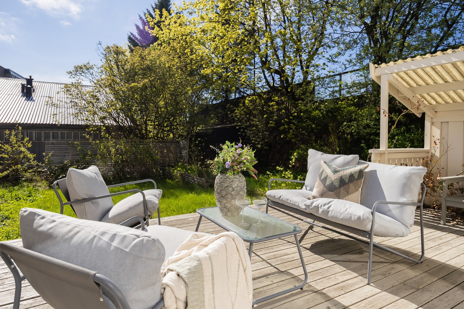 Vestvendt hage og terrasse utenfor stua med svært gode solforhold. Galleribilde