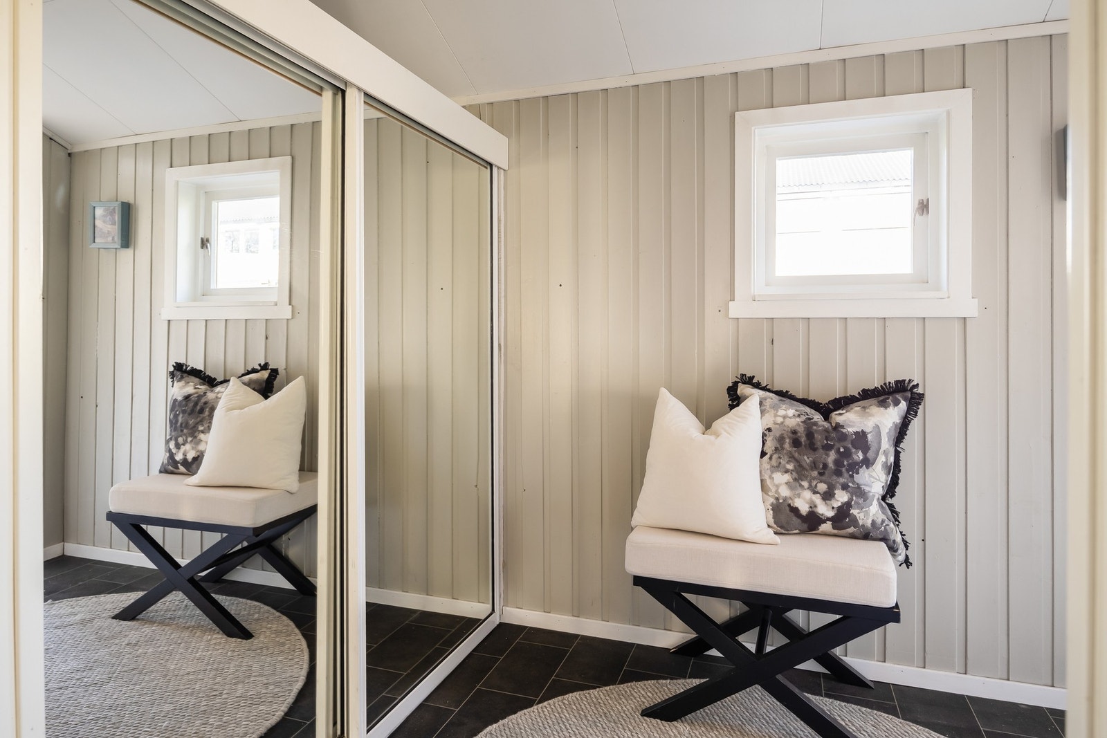 Lys entré med utstrakt skyvedørsgarderobe. Galleribilde
