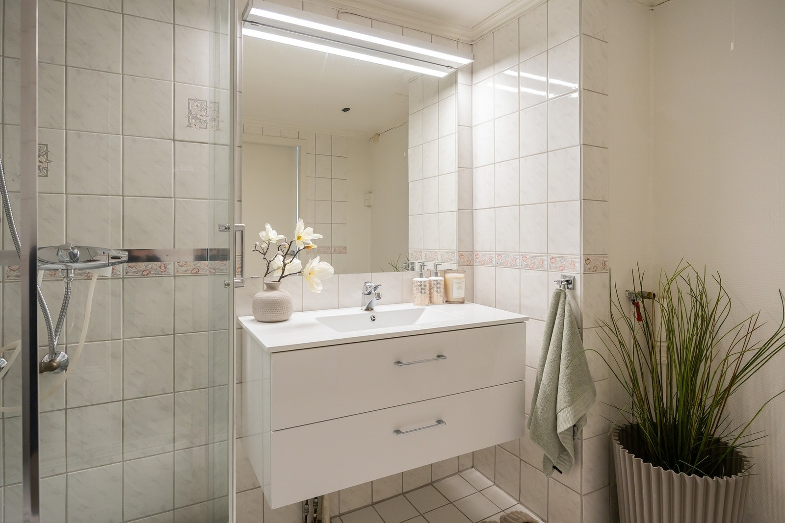 Badet inneholder bl.a. dusjkabinett, servant m/ underskap, toalett og mekanisk avtrekk. Galleribilde