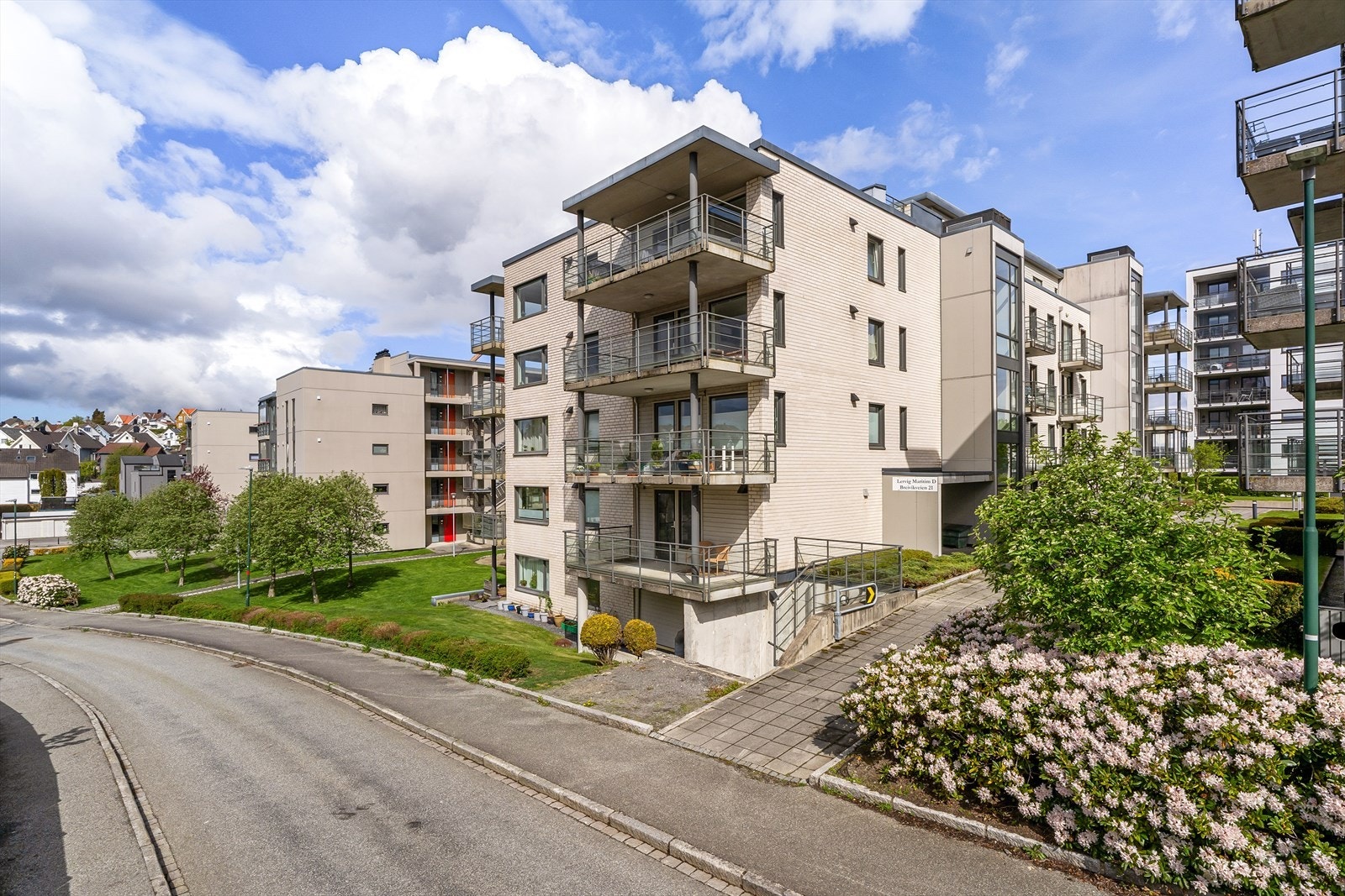 Eiendommen ligger i et moderne boligområde i Lervig. Galleribilde