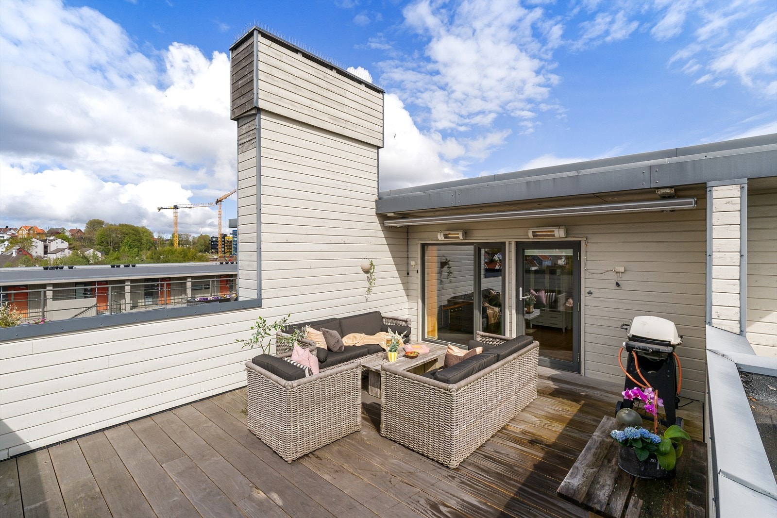 Den private takterrassen er en sjelden kvalitet og fungerer som en ekstra stue på varme dager. Galleribilde