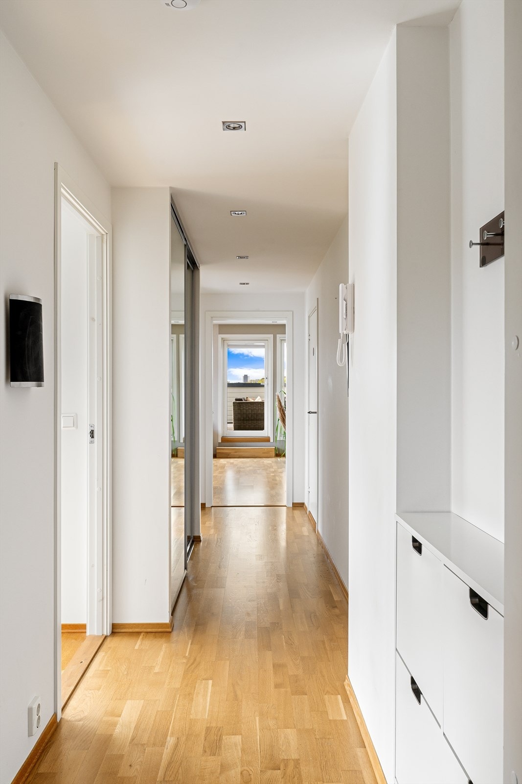 Fra entréen er det en siktlinje som strekker seg gjennom leiligheten og ut mot takterrassen. Galleribilde