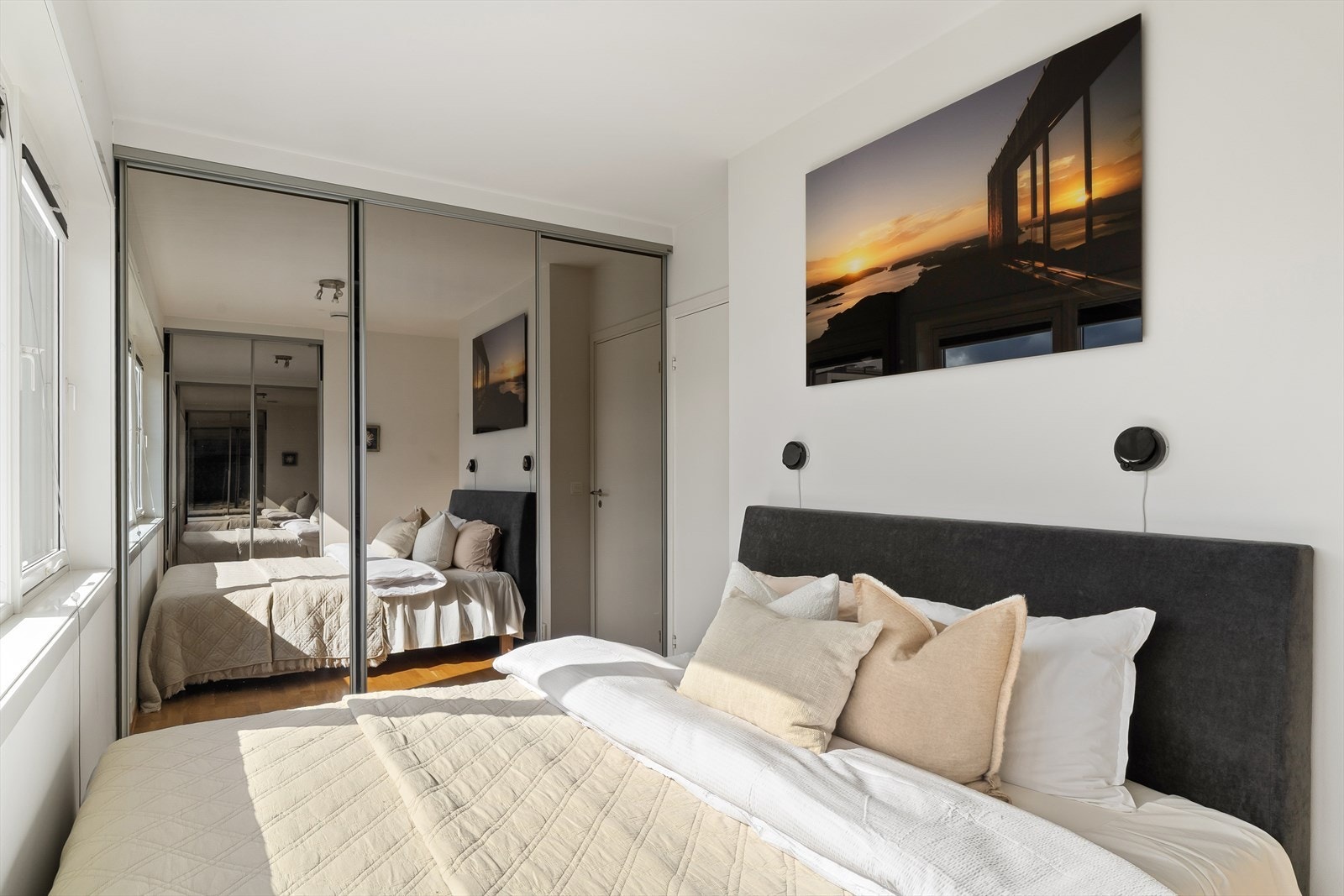 Hovedsoverommet er utstyrt med en stor skyvedørsgarderobe som gir god plass til oppbevaring. Galleribilde