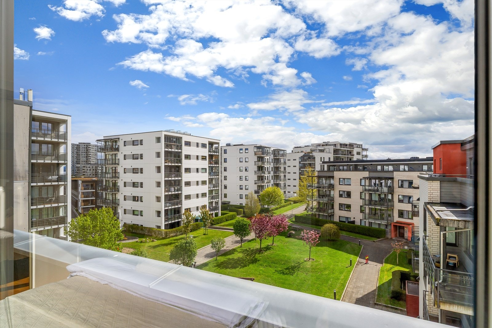 Utsikt fra leiligheten mot de pent opparbeidede uteområdene. Galleribilde
