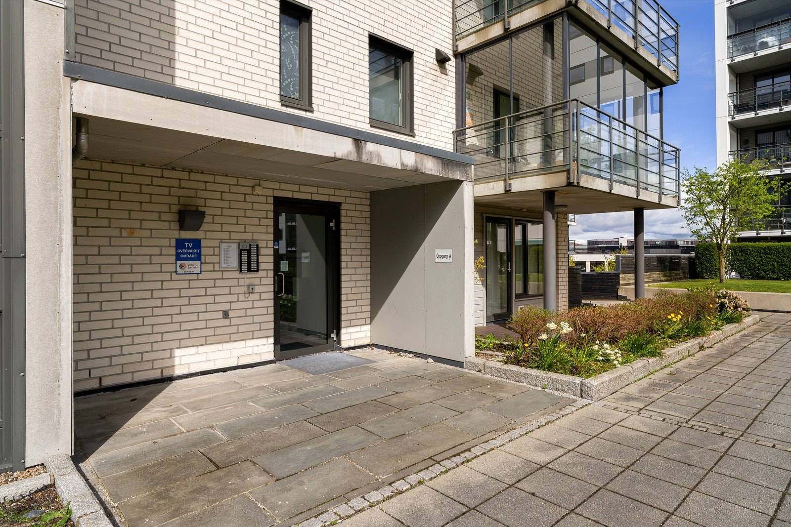 Felles inngangsparti med heis som tar deg direkte opp til leiligheten i 6. etasje. Galleribilde