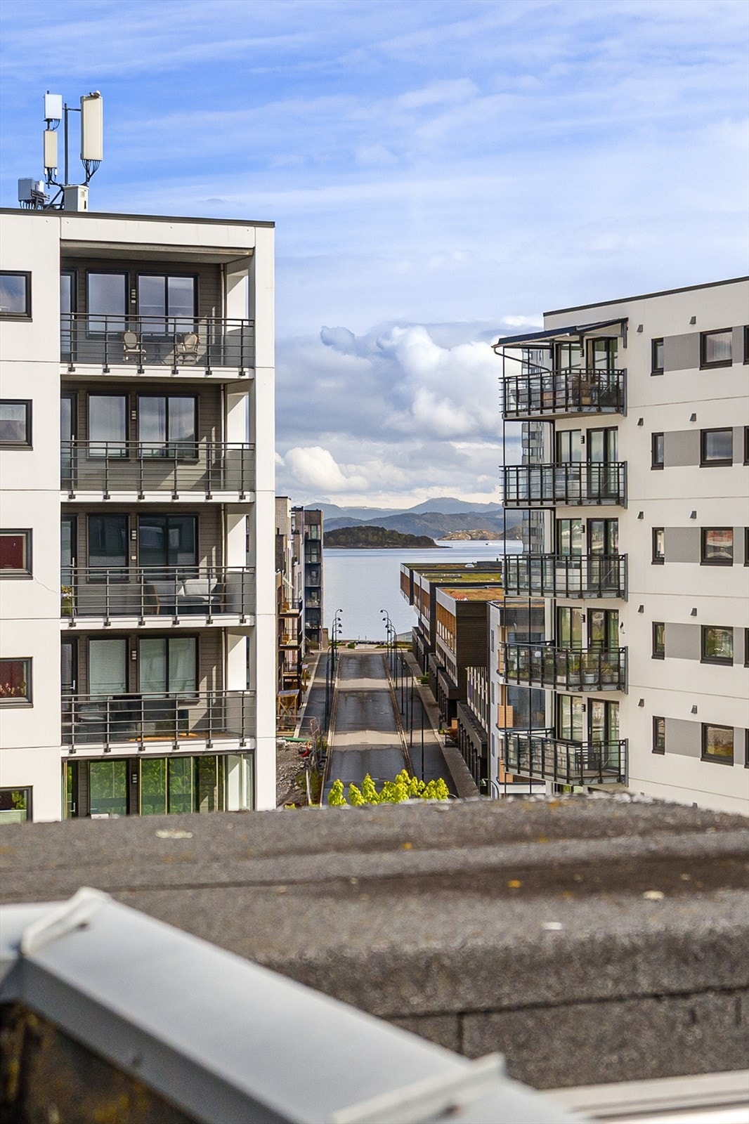 Fra eiendommen er det kort vei og glimt ned til sjøen. Galleribilde