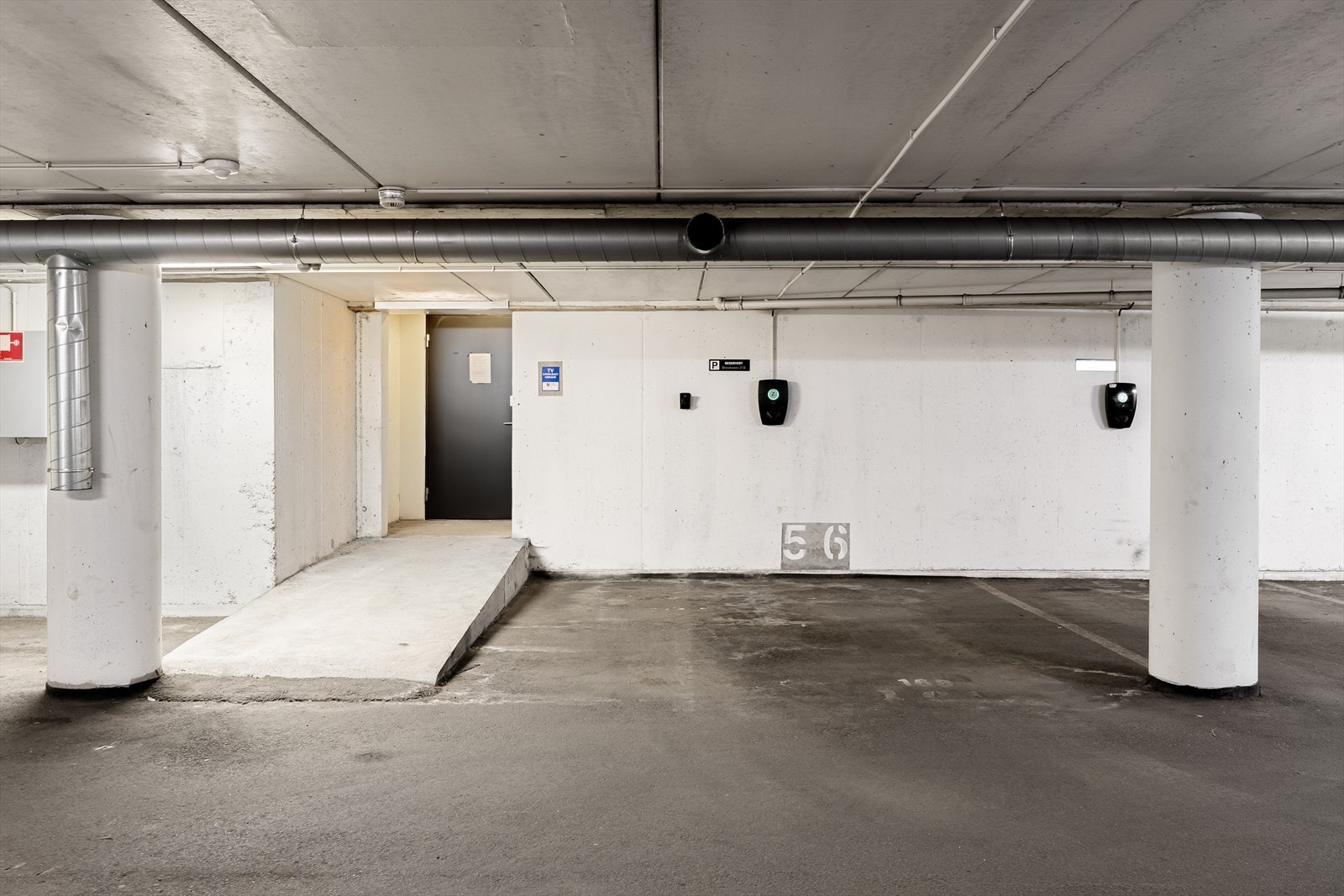Leiligheten disponerer parkeringsplass i felles garasjeanlegg, med installert ladeboks for elbil. Galleribilde