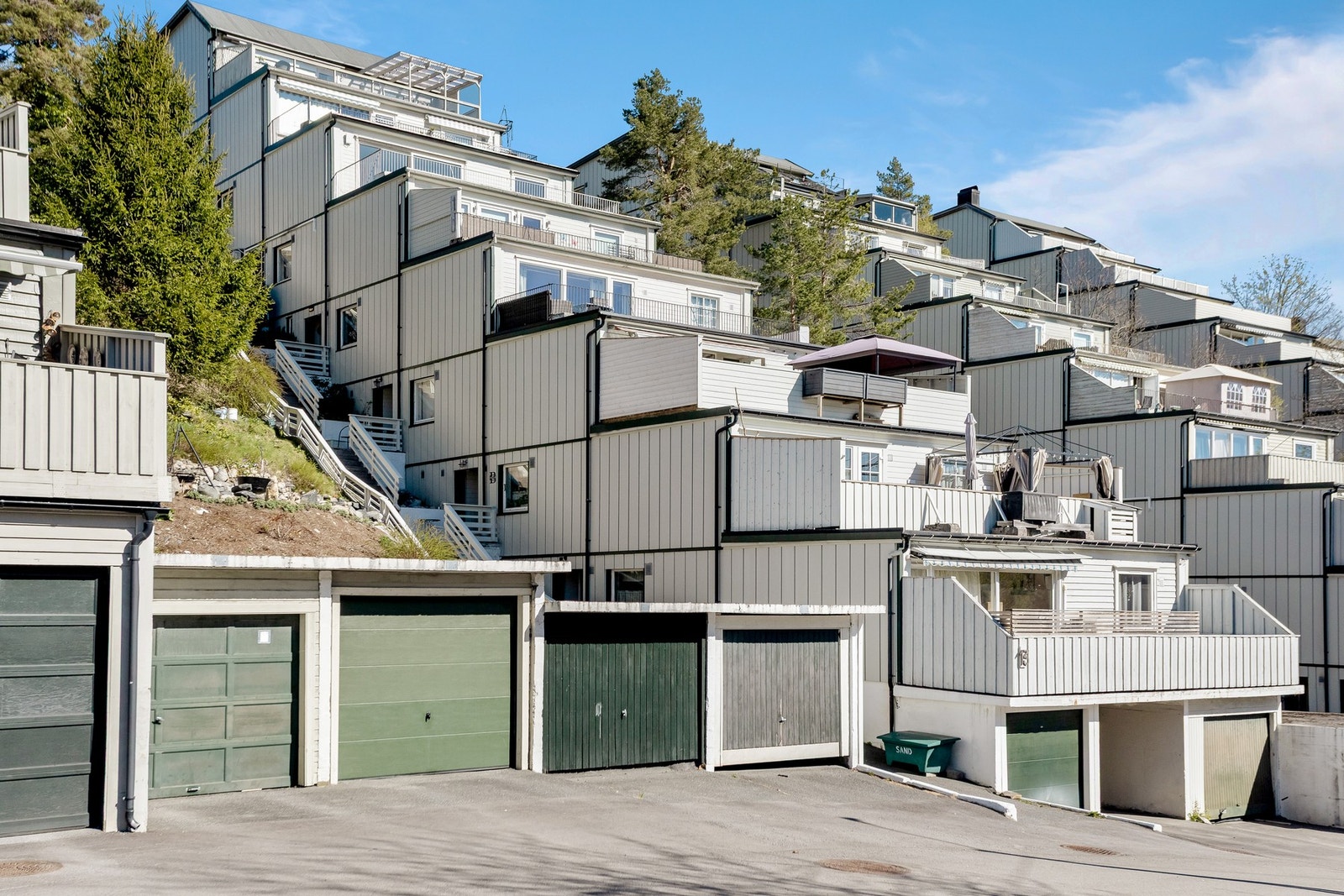 Leiligheten disponerer garasjeplass nederst i rekken. Galleribilde