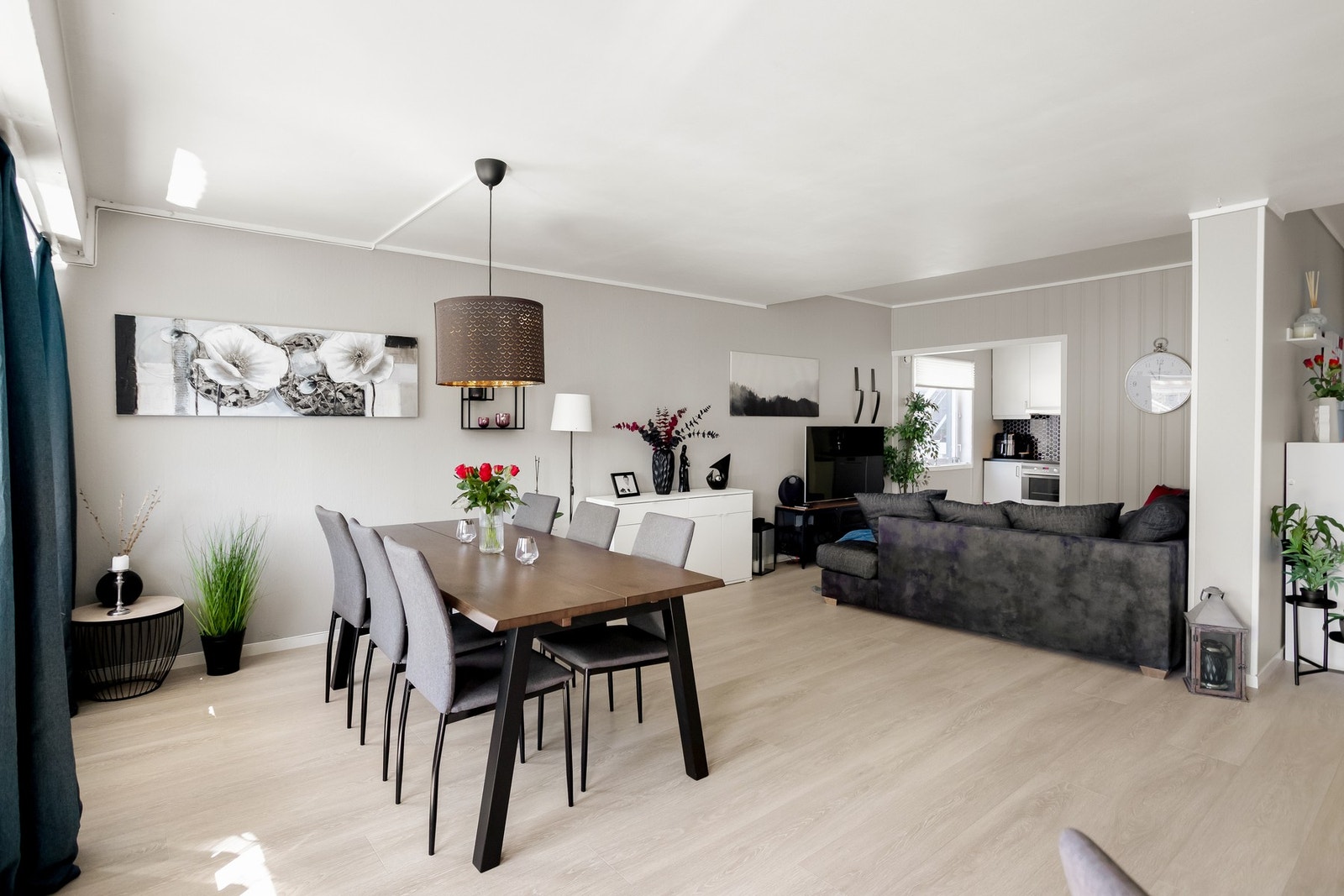 Det er god plass til både spisebord og sofagruppe Galleribilde