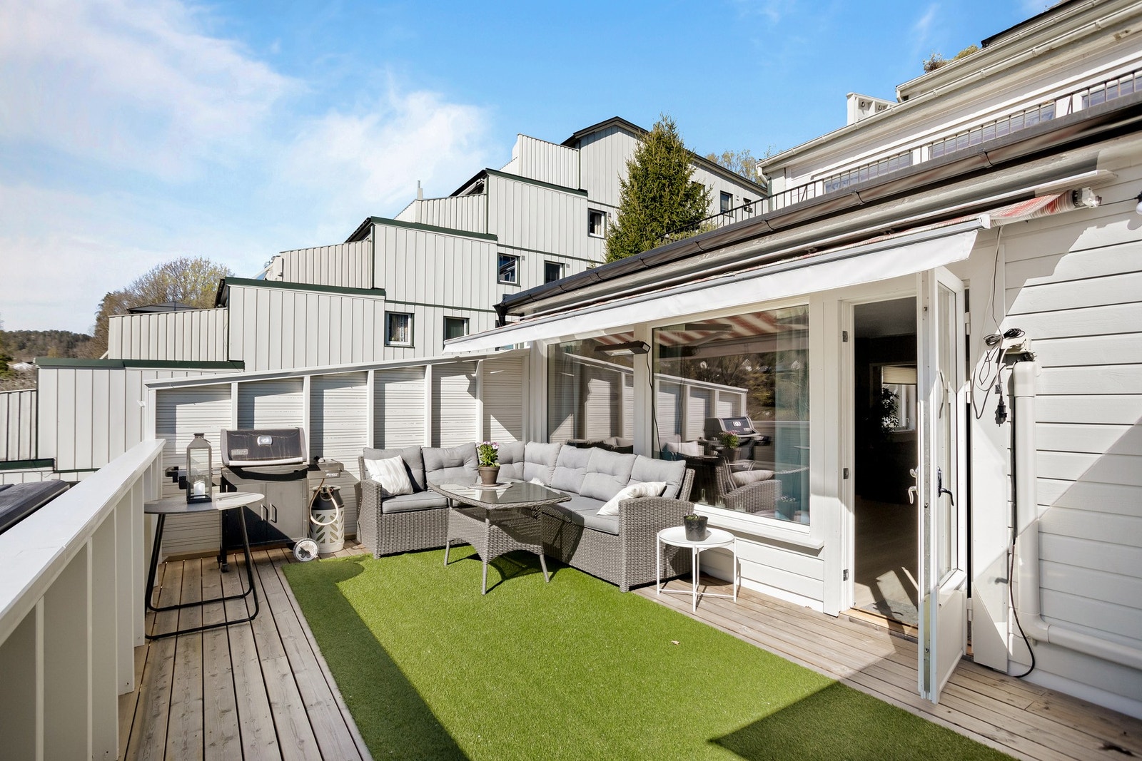 Uteplassen er renovert i 2025 og fremstår i meget god stand. Her er det god plass til både sittegruppe, grill etc. Galleribilde