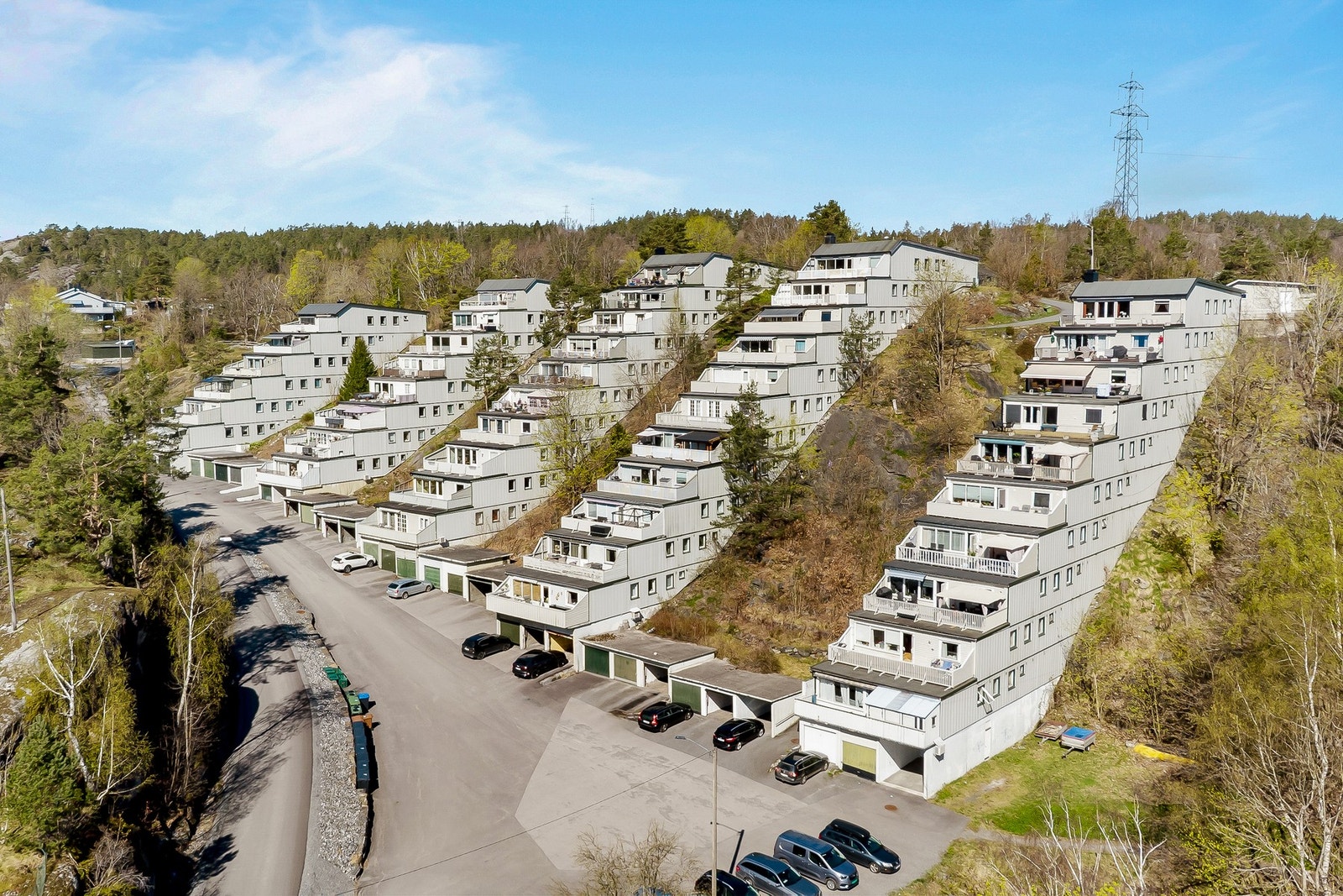 Selveierleilighet med alt på en flate og kun 2 trappesatser til inngangspartiet. Galleribilde