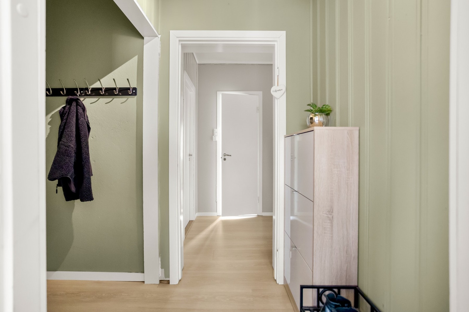 Romslig gang med plass til både klesoppheng og sko. Galleribilde