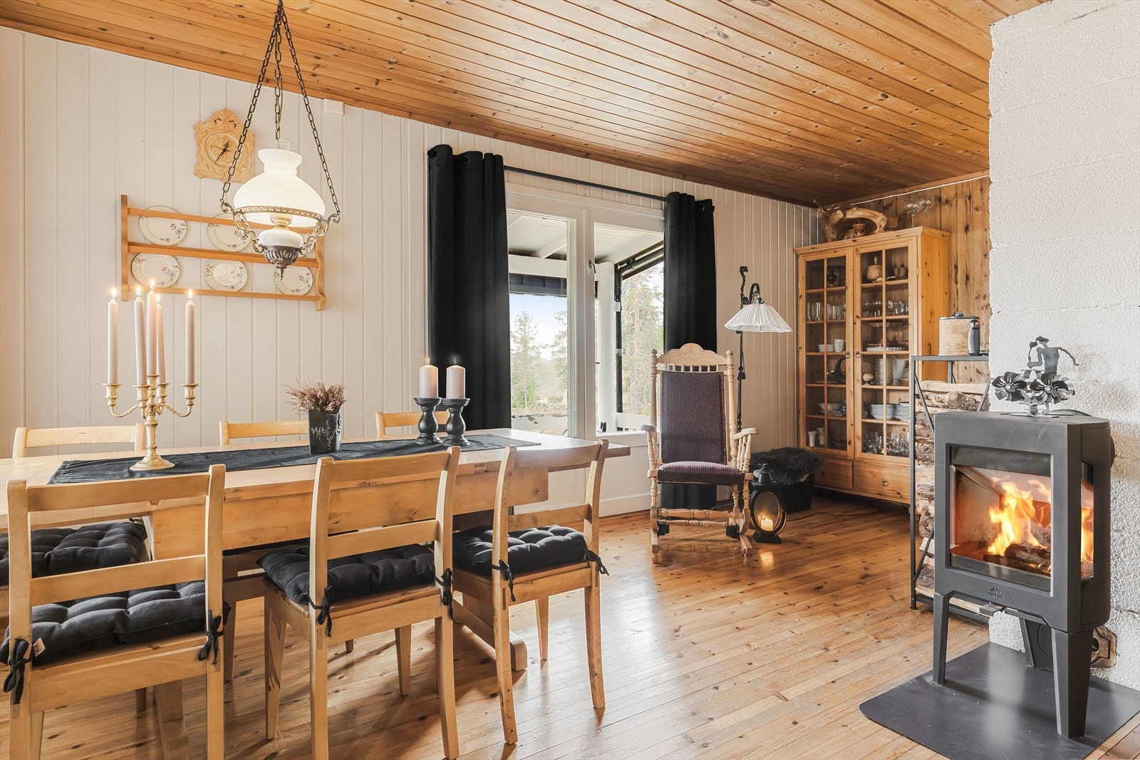 Stuen har en elementpipe som tilfører godt med varme. Galleribilde