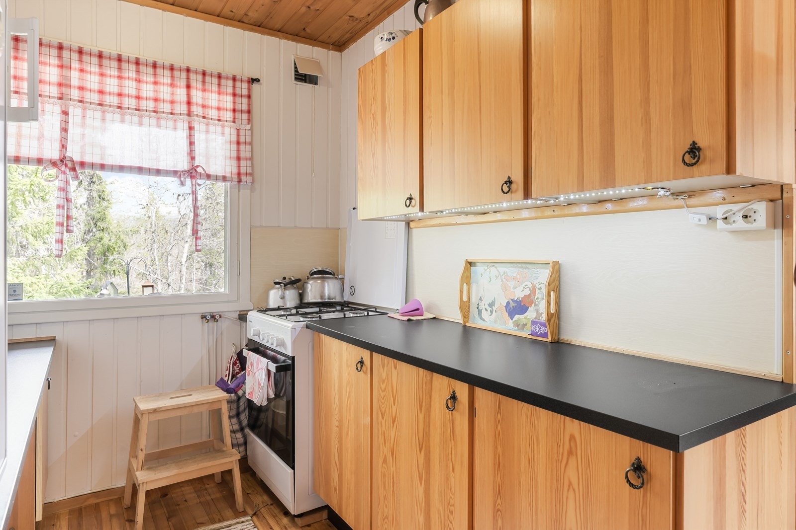 Kjøkkenet er utstyrt med innredning med glatte fronter og en benkeplate av laminat. Galleribilde