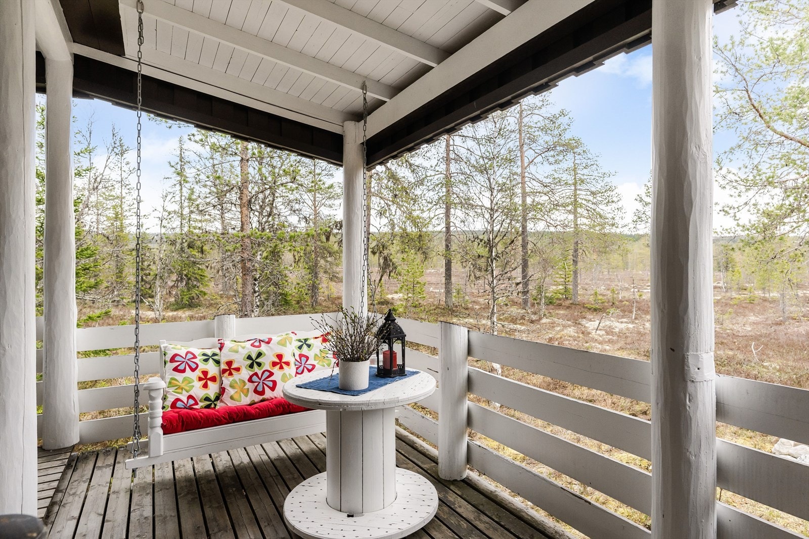Rekkverk og terrassestolper viser tegn til råteskader og trenger utbedring. Galleribilde