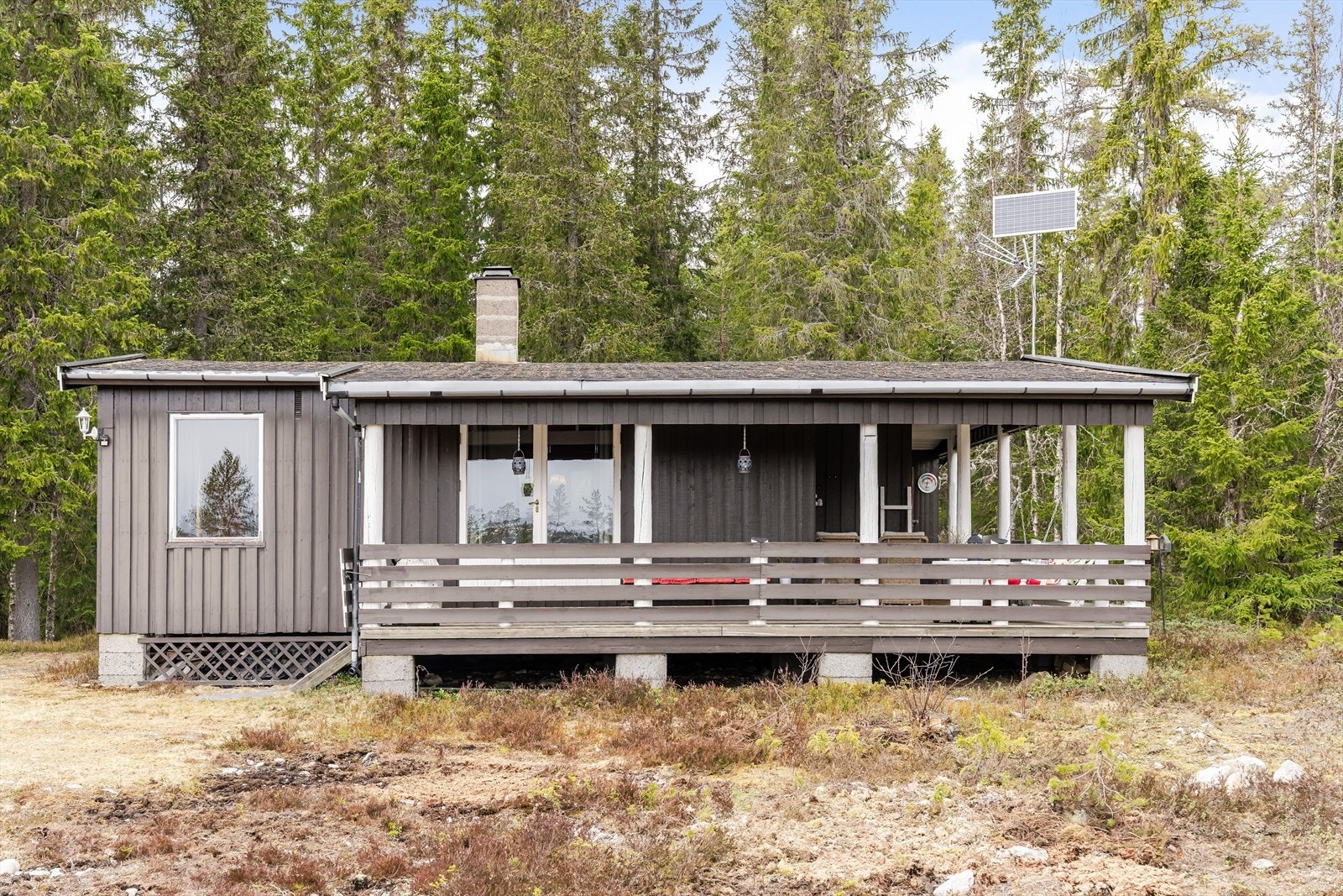 Det er montert solcellepanel for belysning, med ekstra aggregat. Galleribilde