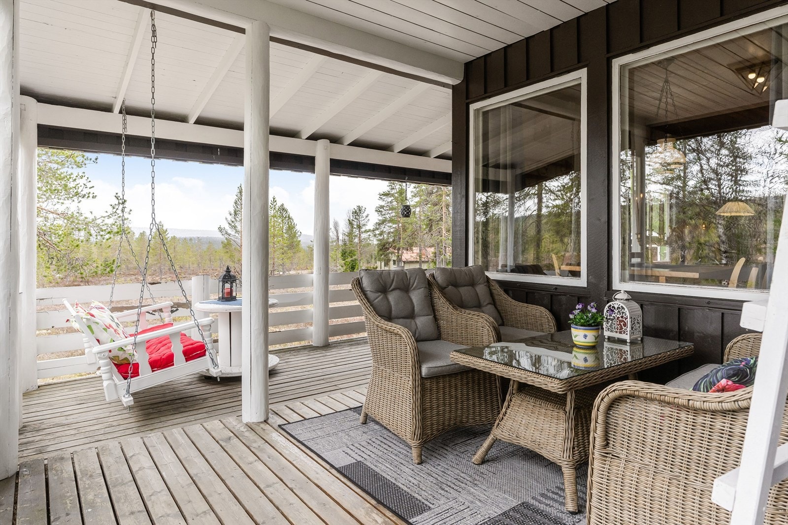 Fra stuen er det utgang til en overbygget terrasse med flere nivåer på 27 kvm. Galleribilde