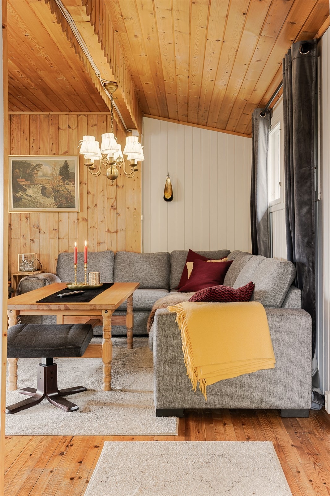 Koselig stue med god plass til sofagruppe og salongbord. Galleribilde