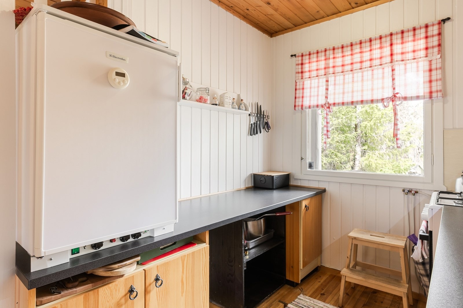 Avtrekksventilasjonen består av en klaffventil plassert over komfyren. Gasskomfyr og gasskjøleskap. Galleribilde