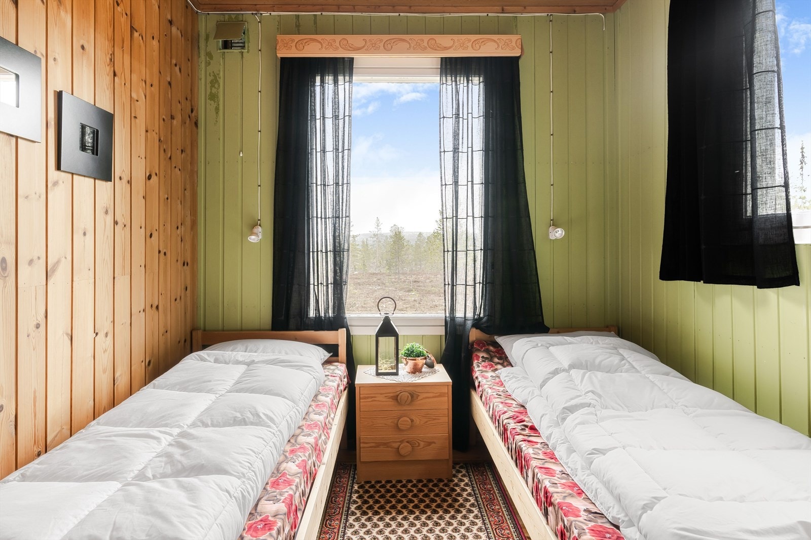 Soverom 2 er innredet med to enkeltsenger. Sjekk utsikten fra vinduet! Galleribilde