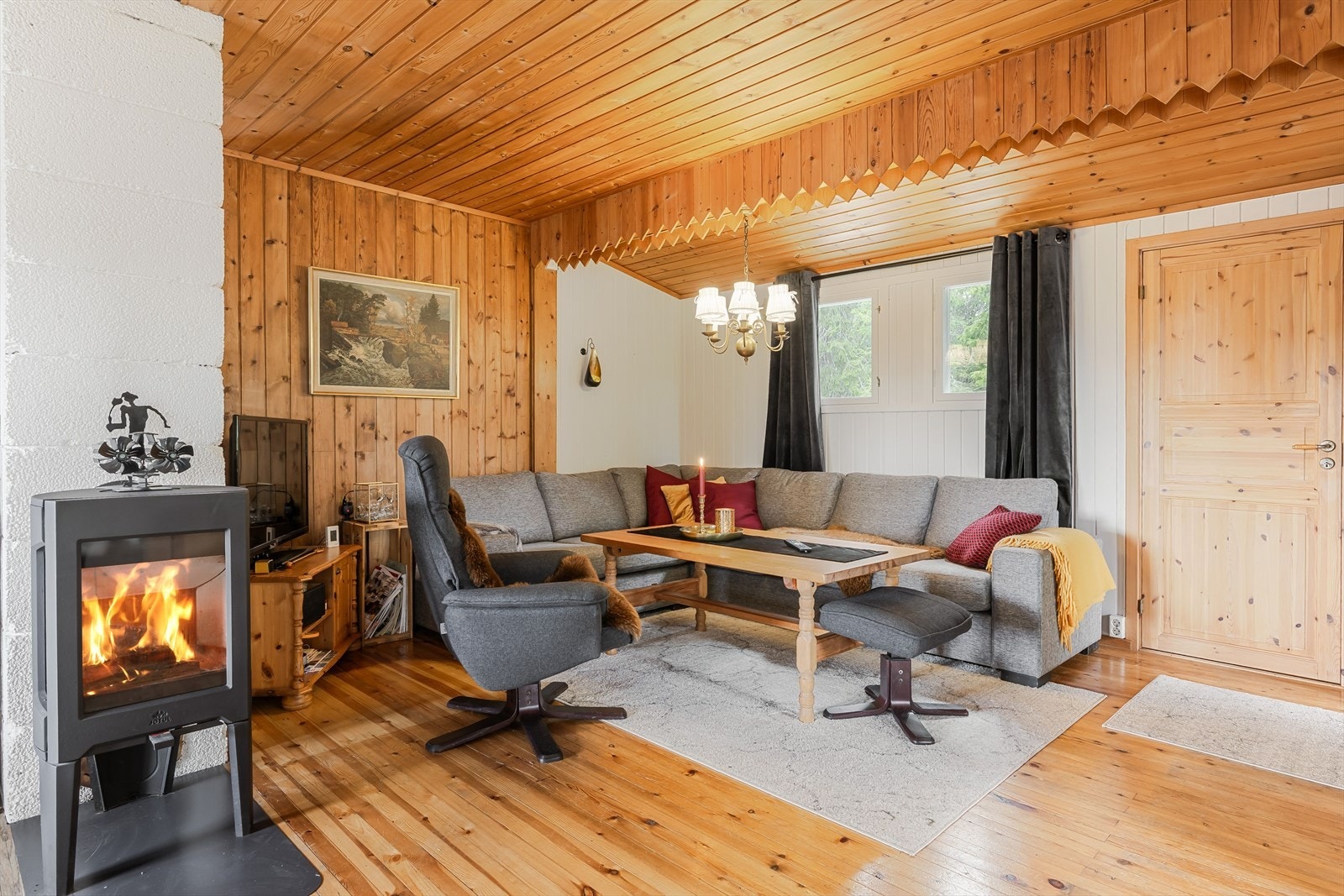 Velkommen til Eltdalen og denne koselig hytta i Røsjøvegen 162! Fotograf: Jonas Sjögren. Galleribilde