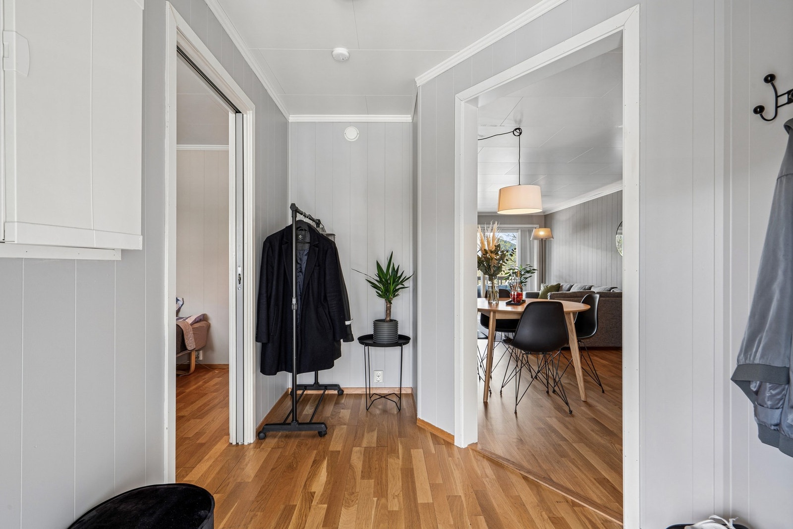 Fra gangen er det inngang til begge soverommene, badet og en praktisk innvendig bod. Galleribilde