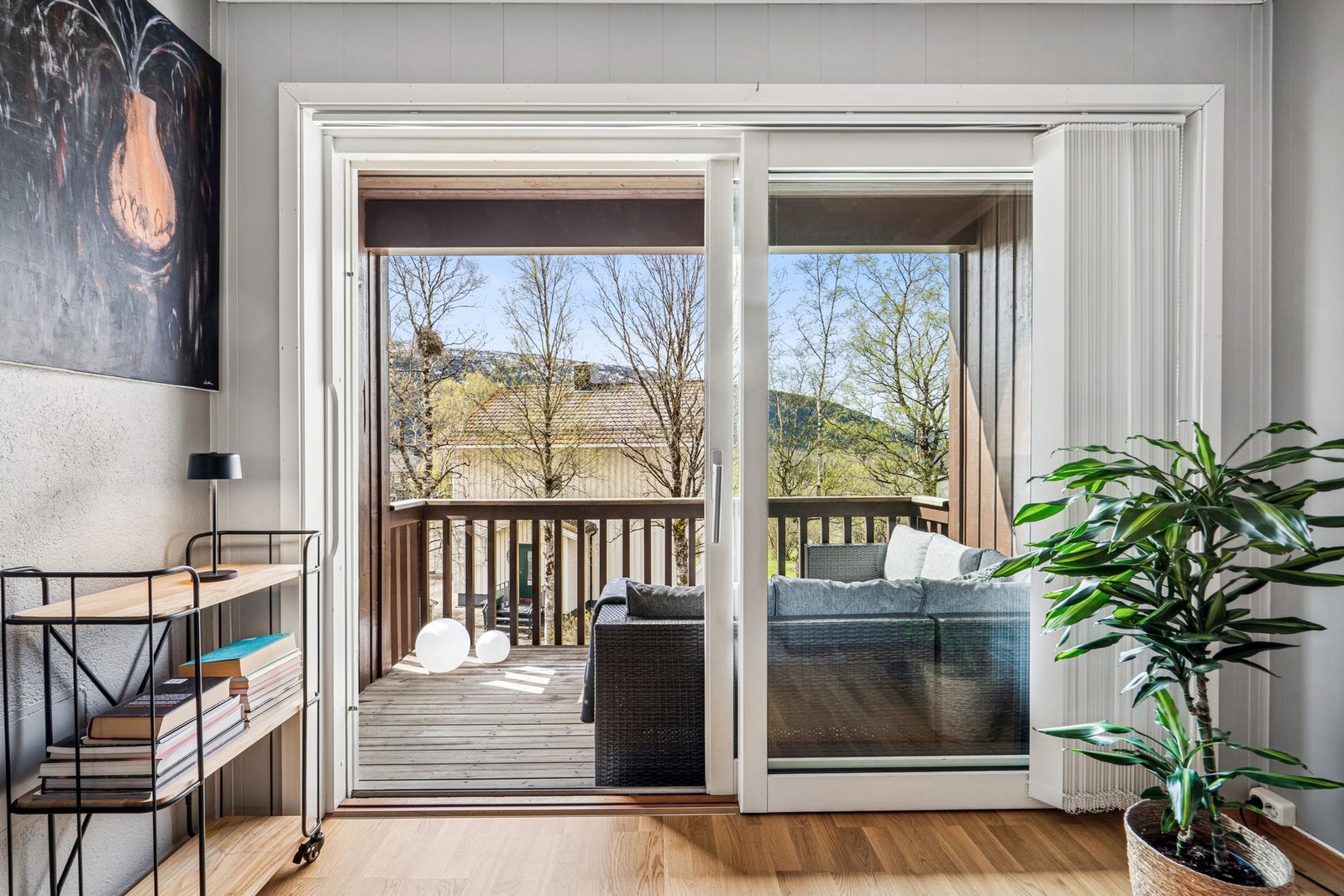 Skyvedør i malt tre med 2-lags glass åpner opp mot uteplassen. Galleribilde