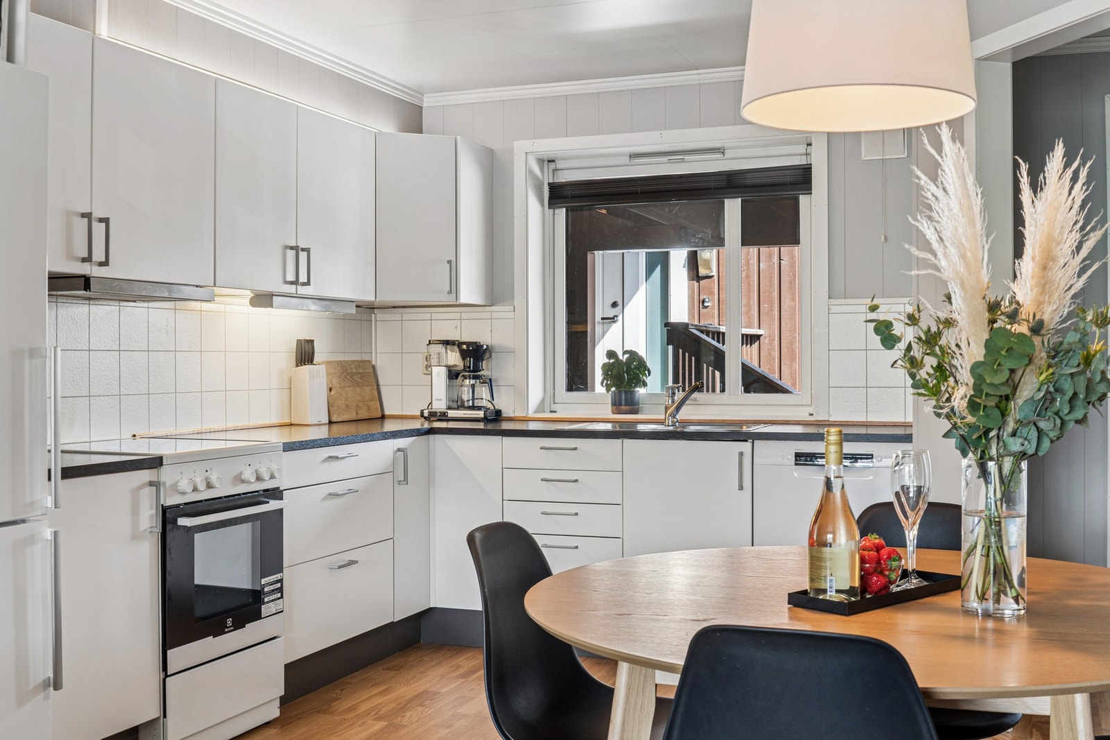 Kjøkkeninnredning med glatte fronter, laminat benkeplate og opplegg for oppvaskmaskin. Galleribilde