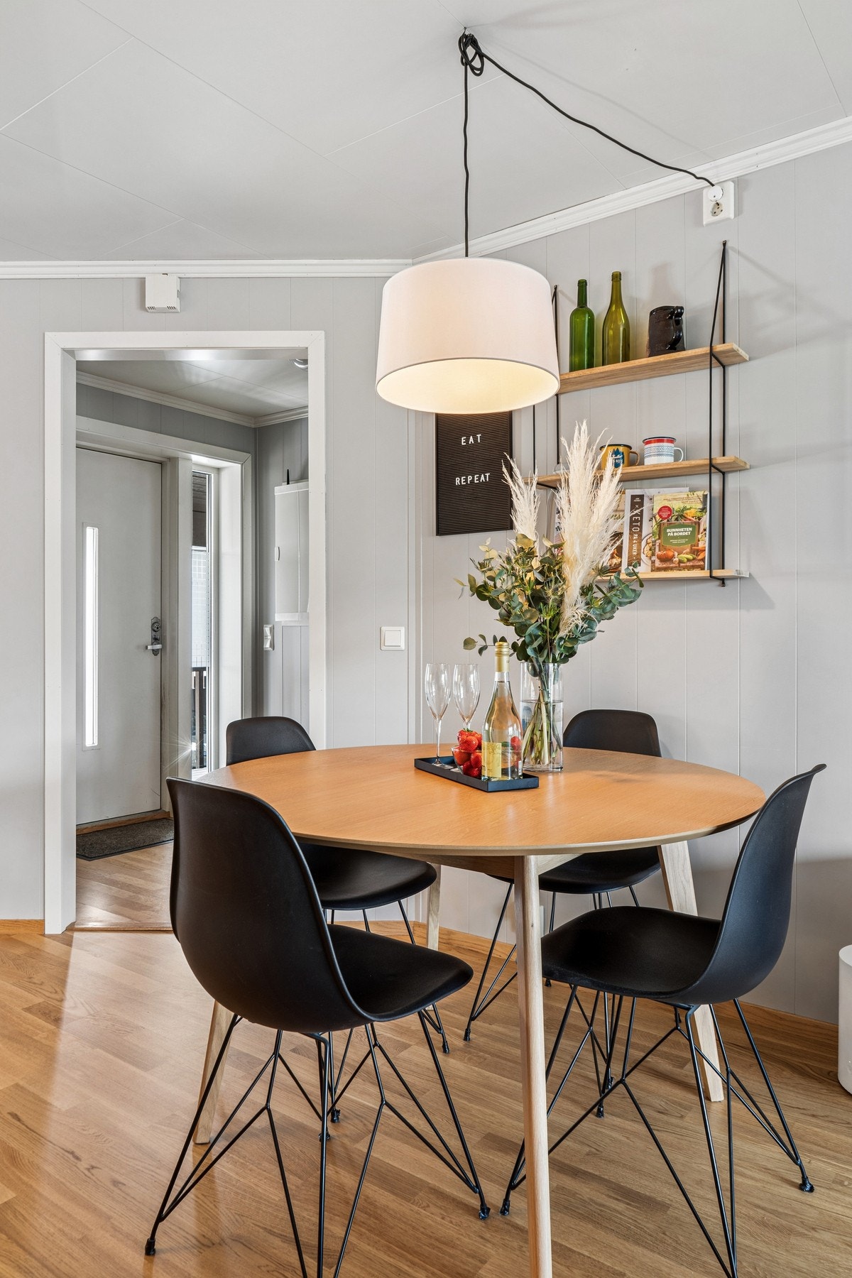 God plass til spisebord i tilknytning til kjøkkenet. Galleribilde