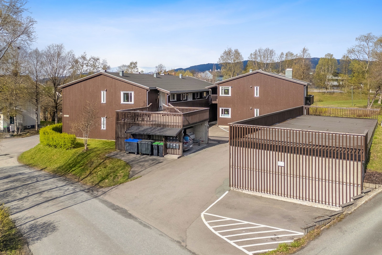 Motun borettslag består av 8 andelsleiligheter. Tomten er opparbeidet med plen og asfaltert gårdsplass. Galleribilde