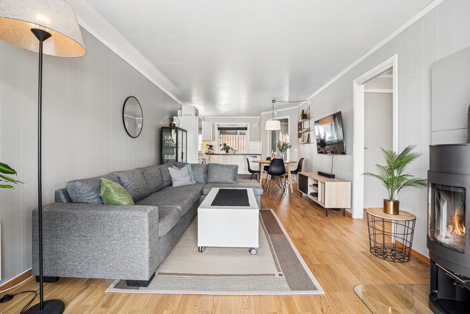 Gjennomgående parkett og malte plater på veggene gir et helhetlig inntrykk. Galleribilde